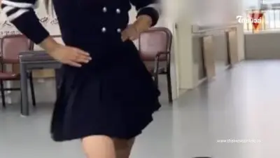ผู้ดูแลบ้านพักคนชรา แต่งเป็นสาวกระโปรงเหี่ยน เต้นยั่วคนสูงอายุ ผู้ดูแลบ้านพักคนชรา แต่งเป็นสาวกระโปรงเหี่ยน เต้นยั่วคนสูงอายุ