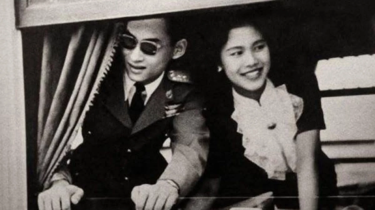 "รักแรกเกลียด" ตำนานในหลวง ร.9 ทรงล้อ "สาวน้อยหน้างอ" ตลอด "รักแรกเกลียด" ตำนานในหลวง ร.9 ทรงล้อ "สาวน้อยหน้างอ" ตลอด
