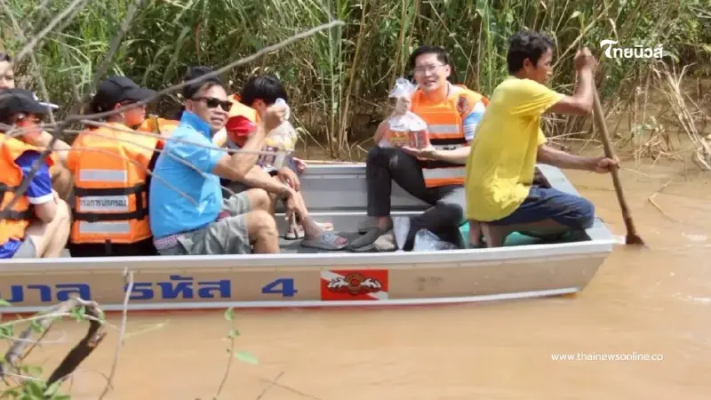 มงคลกิตติ์ ลุยอยุธยา มอบถุงยังชีพกว่า เสนอสร้างเขื่อนกันน้ำท่วม