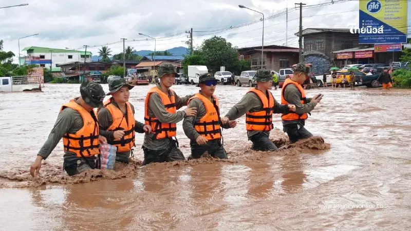ทหาร มทบ.35 ระดมกำลังช่วยเหลือประชาชนในพื้นที่จังหวัดอุตรดิตถ์