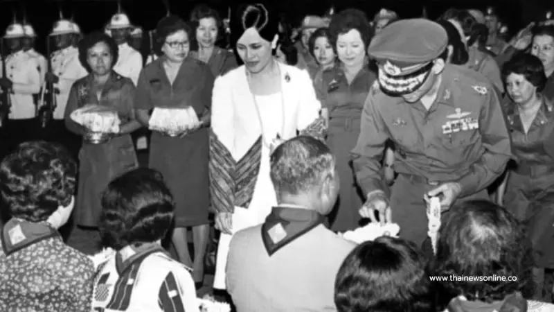 พระเมตตาสมเด็จพระพันปีหลวง "ไปบอกเจ้าหนี้นะคะ พระราชินีจะใช้หนี้ให้" พระเมตตาสมเด็จพระพันปีหลวง "ไปบอกเจ้าหนี้นะคะ พระราชินีจะใช้หนี้ให้"