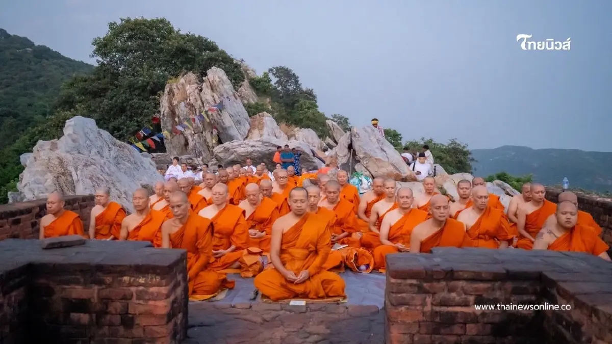 ตร. บรรพชาอุปสมบทหมู่ เพื่อน้อมอุทิศถวายแด่ "ในหลวง ร.๙"