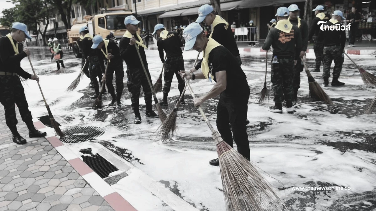 เปิดภาพ "จิตอาสา" เตรียมเส้นทางเคลื่อนพระบรมศพ พระพันปีหลวง เปิดภาพ "จิตอาสา" เตรียมเส้นทางเคลื่อนพระบรมศพ พระพันปีหลวง