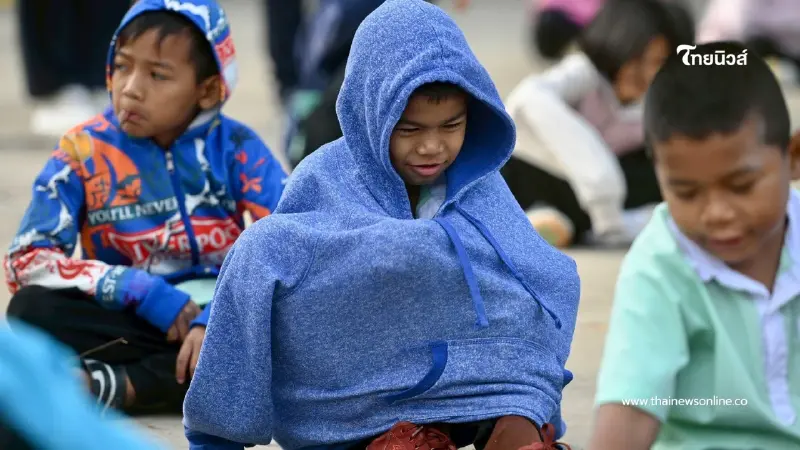 หนาวสะท้านสุรินทร์ 17 องศา! ครูพาเด็กออกกำลังกายสู้หนาว หนาวสะท้านสุรินทร์ 17 องศา! ครูพาเด็กออกกำลังกายสู้หนาว