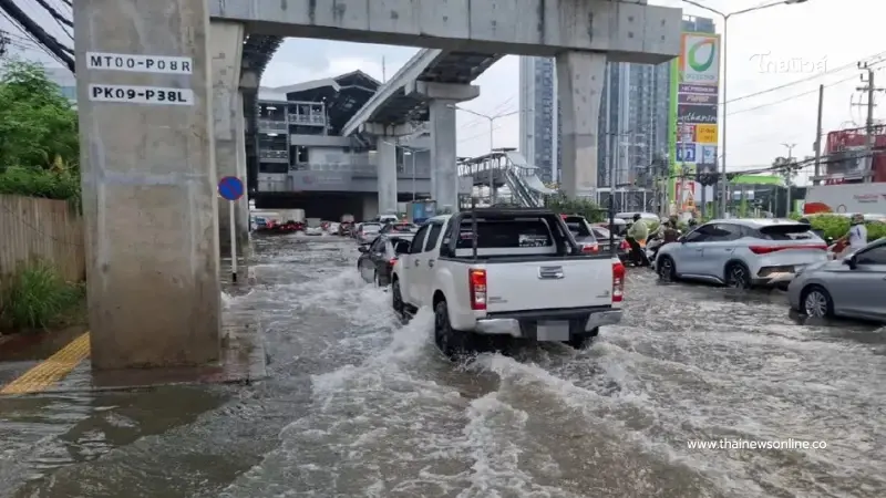 “ถนนแจ้งวัฒนะ” อัมพาตทั้งเส้น น้ำท่วมขังสูงจมทุกช่องทางจราจร “ถนนแจ้งวัฒนะ” อัมพาตทั้งเส้น น้ำท่วมขังสูงจมทุกช่องทางจราจร