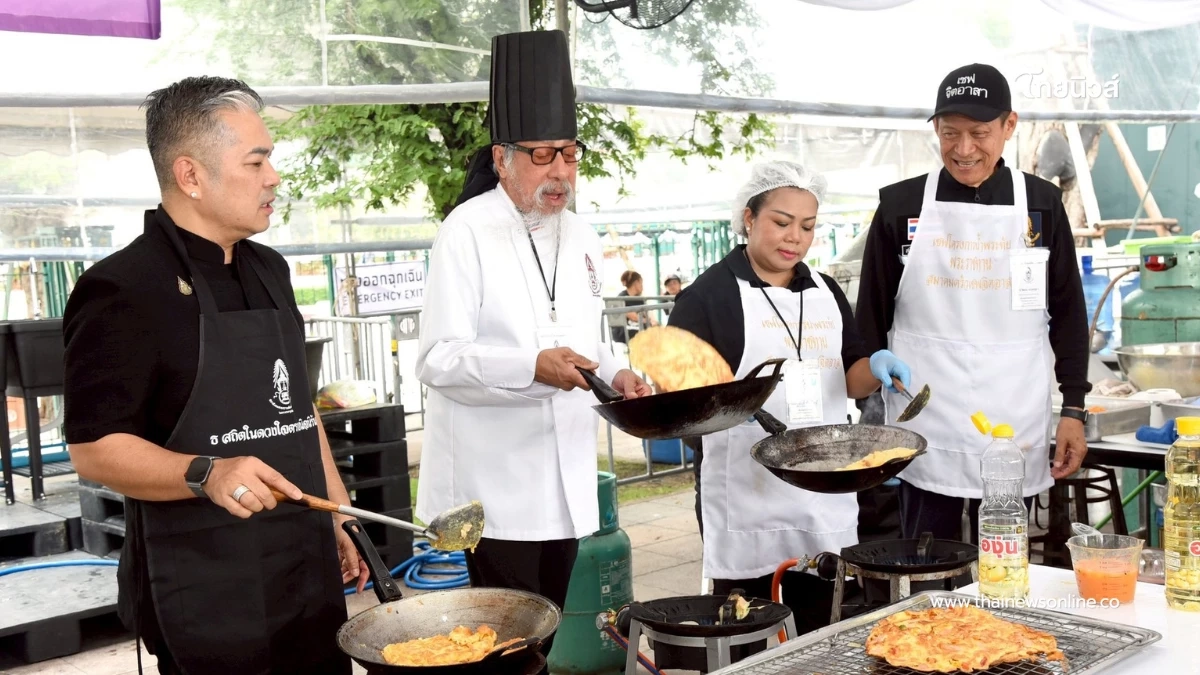 “ถั่วแระ” ลงมือทอดไข่แจกข้าว ร่วมถวายอาลัย “สมเด็จพระพันปีหลวง” “ถั่วแระ” ลงมือทอดไข่แจกข้าว ร่วมถวายอาลัย “สมเด็จพระพันปีหลวง”