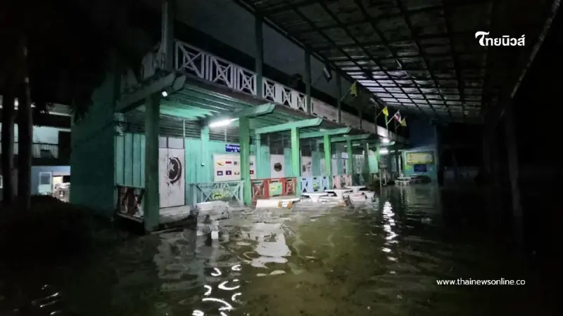 น้ำเจ้าพระยาทะลักท่วม รร. กลางดึก ครู-นักเรียนขนของหนีโกลาหล! น้ำเจ้าพระยาทะลักท่วม รร. กลางดึก ครู-นักเรียนขนของหนีโกลาหล!