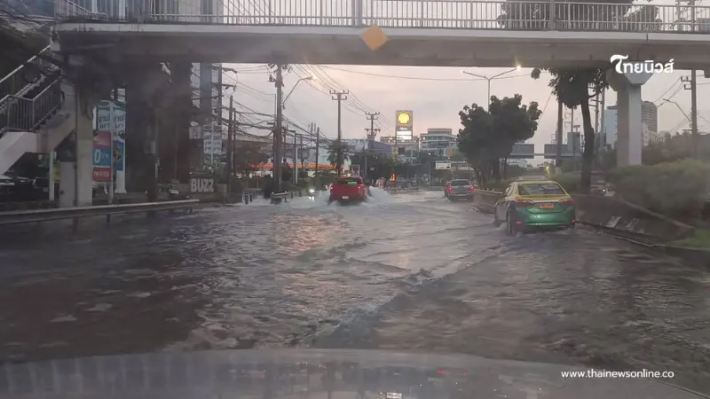 เปิดพื้นที่ กทม.แจ้งปิดการจราจร น้ำท่วมสูง รถติดหนักสาหัส