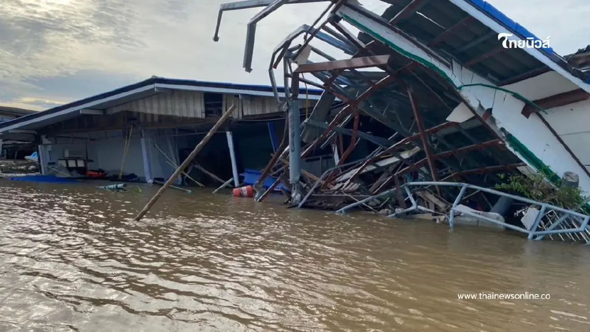เรือหัวลากควบคุมไม่อยู่ พุ่งชนบ้านริมน้ำ 3 หลังกลางดึก