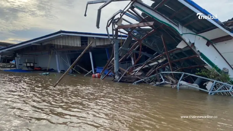 เรือหัวลากควบคุมไม่อยู่ พุ่งชนบ้านริมน้ำ 3 หลังกลางดึก