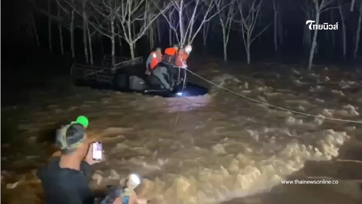 นาทีชีวิต!! กระบะถูกน้ำป่าพัดตกถนนสุราษฎร์ น้ำสูงเกือบมิดคัน นาทีชีวิต!! กระบะถูกน้ำป่าพัดตกถนนสุราษฎร์ น้ำสูงเกือบมิดคัน