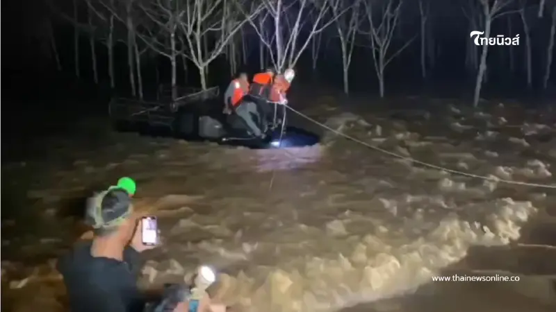 นาทีชีวิต!! กระบะถูกน้ำป่าพัดตกถนนสุราษฎร์ น้ำสูงเกือบมิดคัน นาทีชีวิต!! กระบะถูกน้ำป่าพัดตกถนนสุราษฎร์ น้ำสูงเกือบมิดคัน