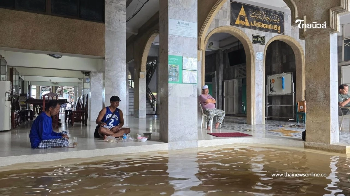 น้ำยังไม่ลด! ท่าอิฐอ่วมระลอกใหม่ ชาวบ้านอยู่กับน้ำมากว่า 3 เดือน น้ำยังไม่ลด! ท่าอิฐอ่วมระลอกใหม่ ชาวบ้านอยู่กับน้ำมากว่า 3 เดือน