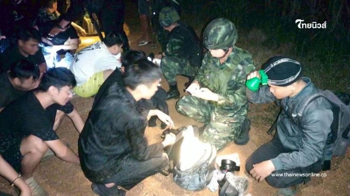กกล.บูรพาฯ สกัดจับ 14 หนุ่มชาวจีน ลอบเดินเท้าข้ามชายแดนสระแก้ว กกล.บูรพาฯ สกัดจับ 14 หนุ่มชาวจีน ลอบเดินเท้าข้ามชายแดนสระแก้ว