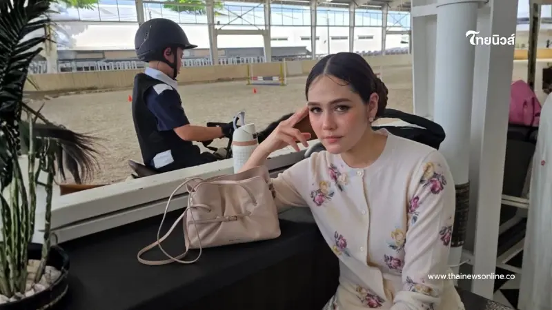 “แม่ชม” สวยหวานละมุนในลุคล่าสุด รอลูกชาย “พี่สายฟ้า” ขี่ม้า “แม่ชม” สวยหวานละมุนในลุคล่าสุด รอลูกชาย “พี่สายฟ้า” ขี่ม้า