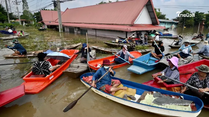 เปิดภาพชาวอยุธยาพายเรือรอต้อนรับ “อนุทิน” ลงพื้นที่น้ำท่วมเสนา