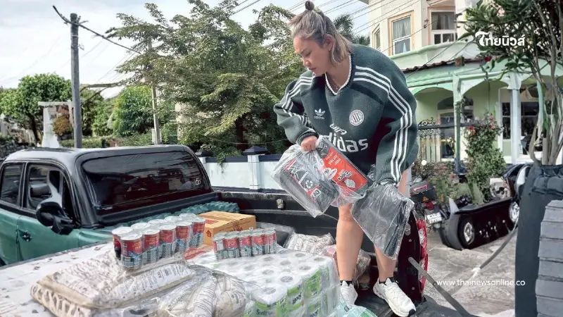 หอบของเต็มรถ! บริจาคช่วยน้ำท่วมภาคใต้ร่วมทีมบุ๋ม ปนัดดา