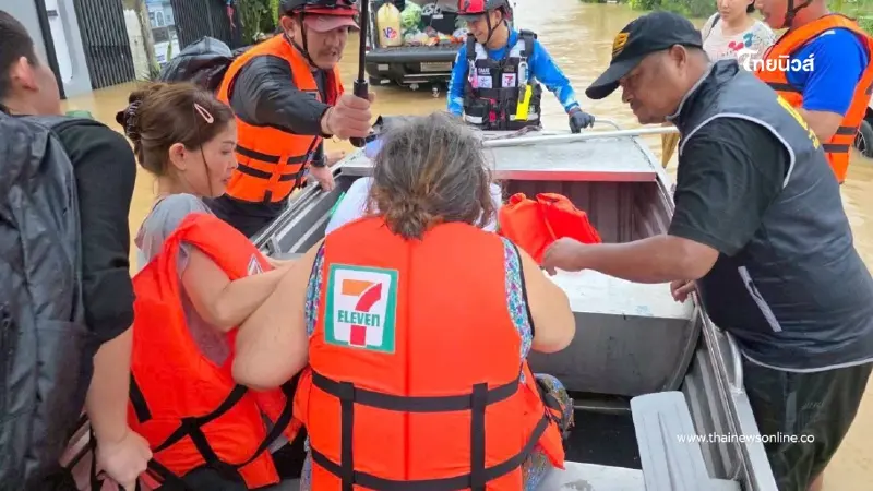"กู้ภัยเซเว่นฯ" เร่งอพยพชาวชุมชนคลองแห อ.หาดใหญ่ ออกจากพื้นที่น้ำท่วมอันตราย