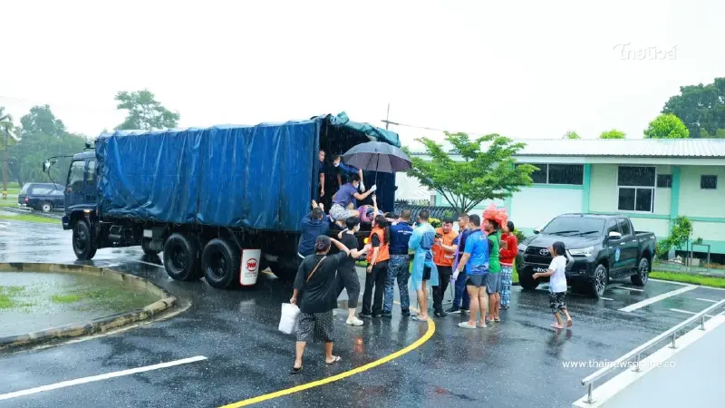 ปภ. เร่งช่วยหญิงชาวพม่าปวดท้องใกล้คลอด ฝ่าสายฝนส่งถึงมือหมอ ปภ. เร่งช่วยหญิงชาวพม่าปวดท้องใกล้คลอด ฝ่าสายฝนส่งถึงมือหมอ