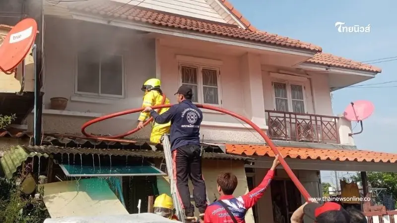 เกิดเหตุเพลิงไหม้ ภายในหมู่บ้านพฤกษา 21 เจ้าหน้าที่เข้าระงับเหตุ