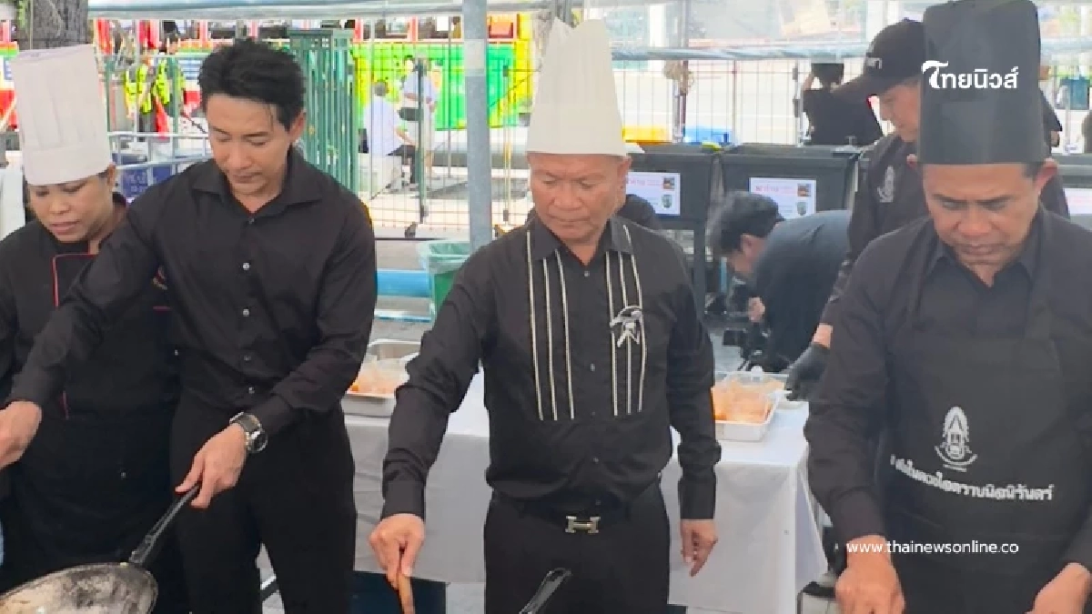 “หม่ำ จ๊กมก” ทอดไข่เจียวแจกประชาชน ถวายสมเด็จพระพันปีหลวง “หม่ำ จ๊กมก” ทอดไข่เจียวแจกประชาชน ถวายสมเด็จพระพันปีหลวง