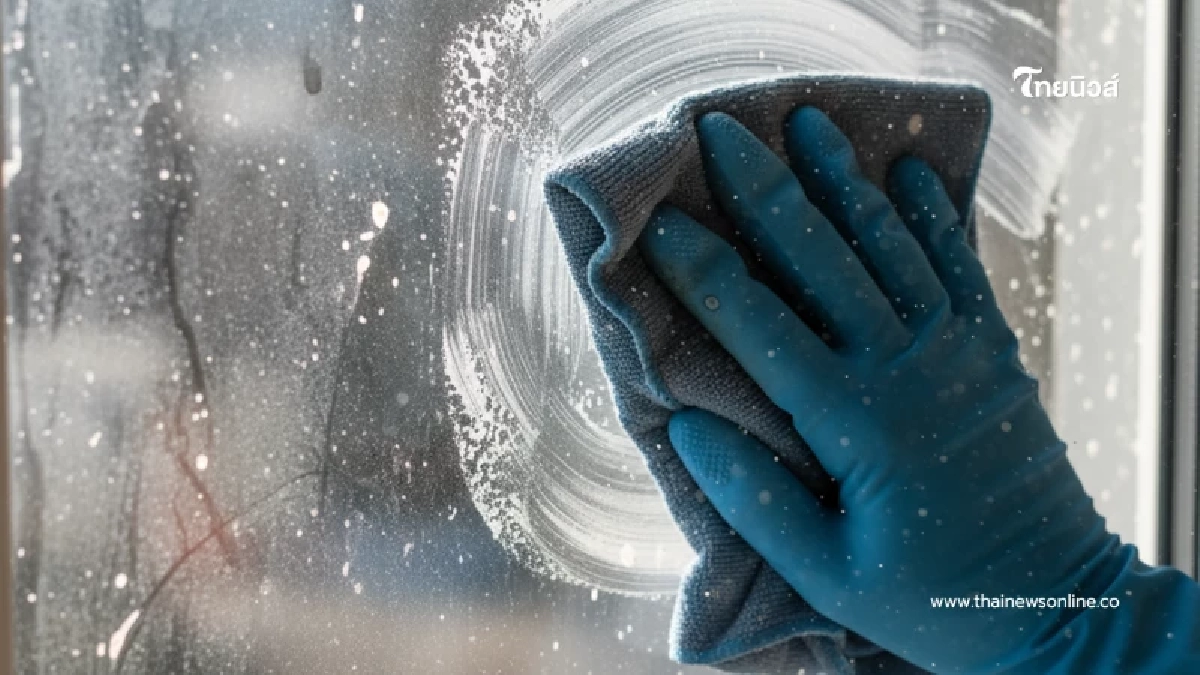 อาสาเช็ดฝุ่นบนกระจก ก่อนรู้ทีหลังว่า คือผลงานศิลปะอายุกว่า 40 ปี อาสาเช็ดฝุ่นบนกระจก ก่อนรู้ทีหลังว่า คือผลงานศิลปะอายุกว่า 40 ปี