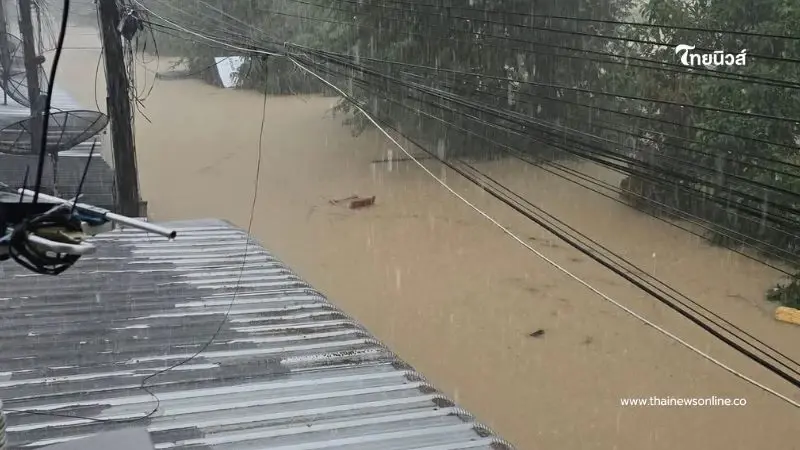 นาทีวิกฤต 18.58 บ้านจมทั้งซอย ไร้เรือช่วยชีวิต หวั่นผู้ป่วยโรคประจำตัวดับคาน้ำ