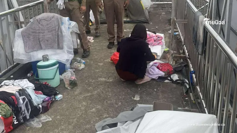 ตากผ้าฉ่ำไม่สนใคร ผัวเมียหัวหมอยึดสะพานลอยทำเป็นบ้านนาน 3 เดือน ตากผ้าฉ่ำไม่สนใคร ผัวเมียหัวหมอยึดสะพานลอยทำเป็นบ้านนาน 3 เดือน