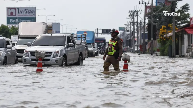 น้ำทะเลหนุน! ท่วมถนนนครอินทร์-สะพานพระราม 5 รถเล็กสัญจรลำบาก