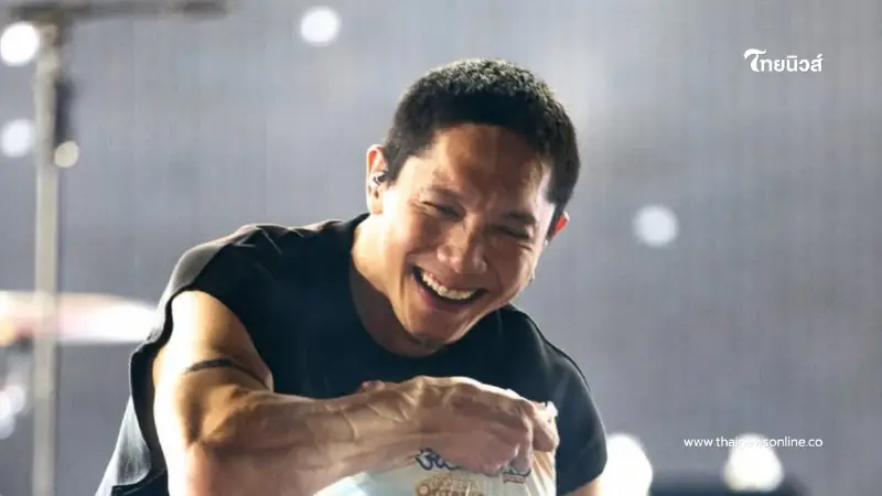 ไม่ใช่พวงมาลัยแล้ว! “ปั๊บ โปเตโต้” รับของขวัญสุดพิเศษบนเวที