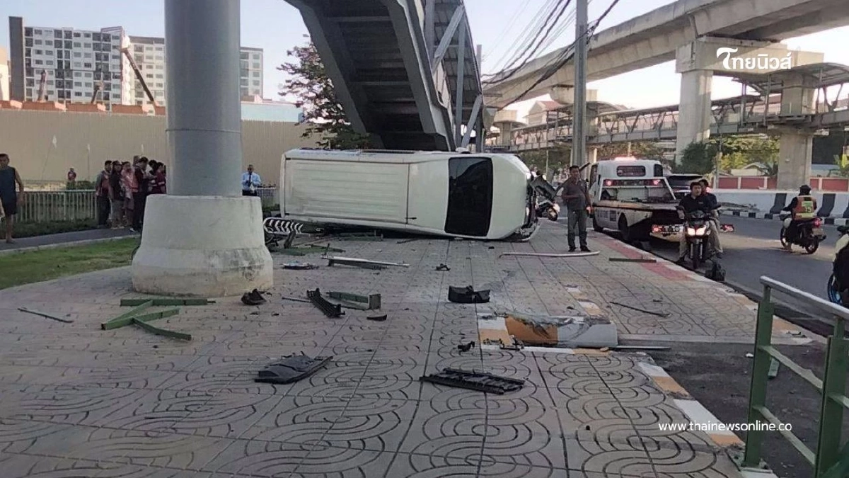 รถตู้เร่งแซงพลาด พุ่งเสยฟุตพาทพลิกคว่ำใต้บันไดสถานีวัดพระศรีฯ