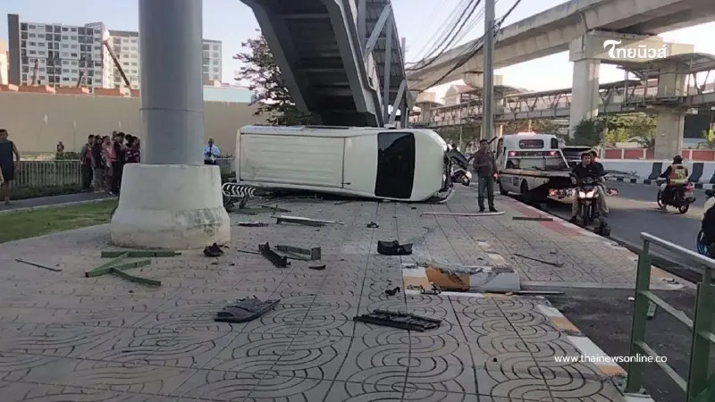รถตู้เร่งแซงพลาด พุ่งเสยฟุตพาทพลิกคว่ำใต้บันไดสถานีวัดพระศรีฯ