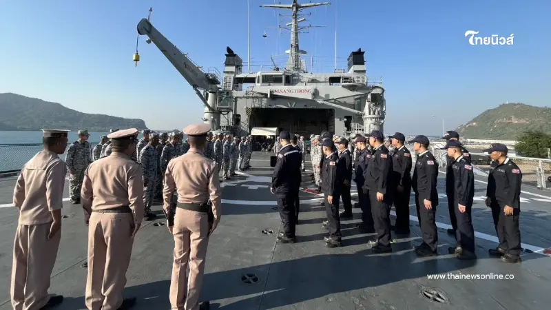 ทัพเรือส่งเรือหลวงอ่างทอง ลำเลียงสิ่งของ ฟื้นฟูใต้หลังน้ำท่วม