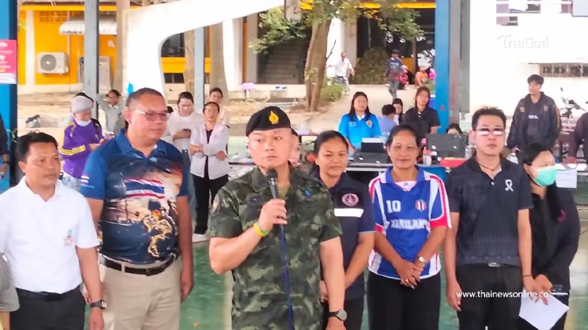 อดีตแม่ทัพภาคที่ 2 "เยี่ยมให้กำลังใจ พี่น้องชายแดนไทย–กัมพูชา" อดีตแม่ทัพภาคที่ 2 "เยี่ยมให้กำลังใจ พี่น้องชายแดนไทย–กัมพูชา"