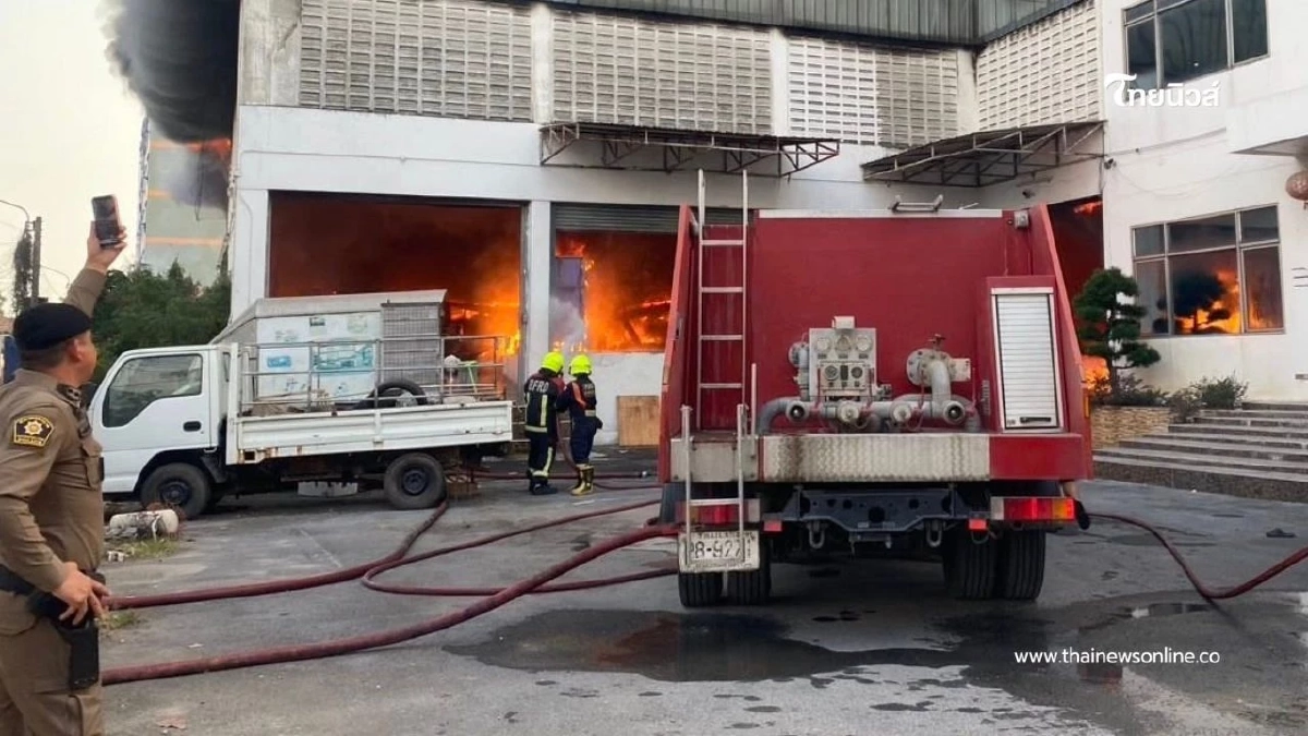 ไฟไหม้โกดังซอยแสมดำ 14 เขตบางขุนเทียน เร่งควบคุมสถานการณ์