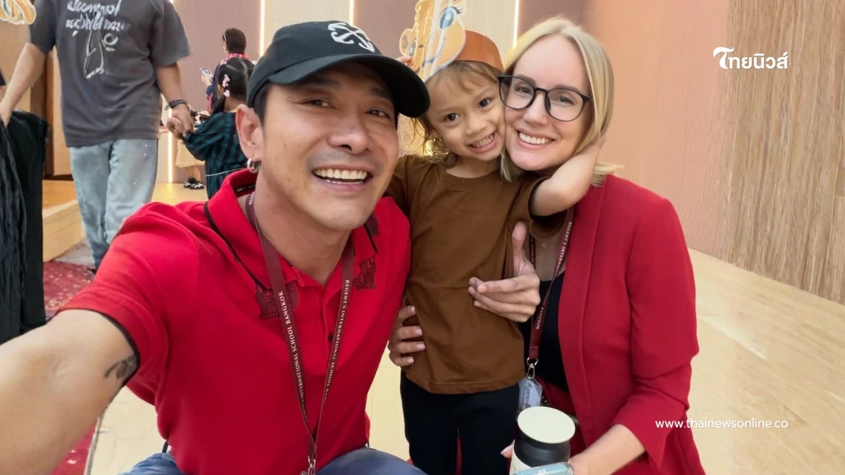 อบอุ่นโชว์ทีมเวิร์กพ่อแม่ ร่วมเชียร์ลูกสาวที่โรงเรียน อบอุ่นโชว์ทีมเวิร์กพ่อแม่ ร่วมเชียร์ลูกสาวที่โรงเรียน