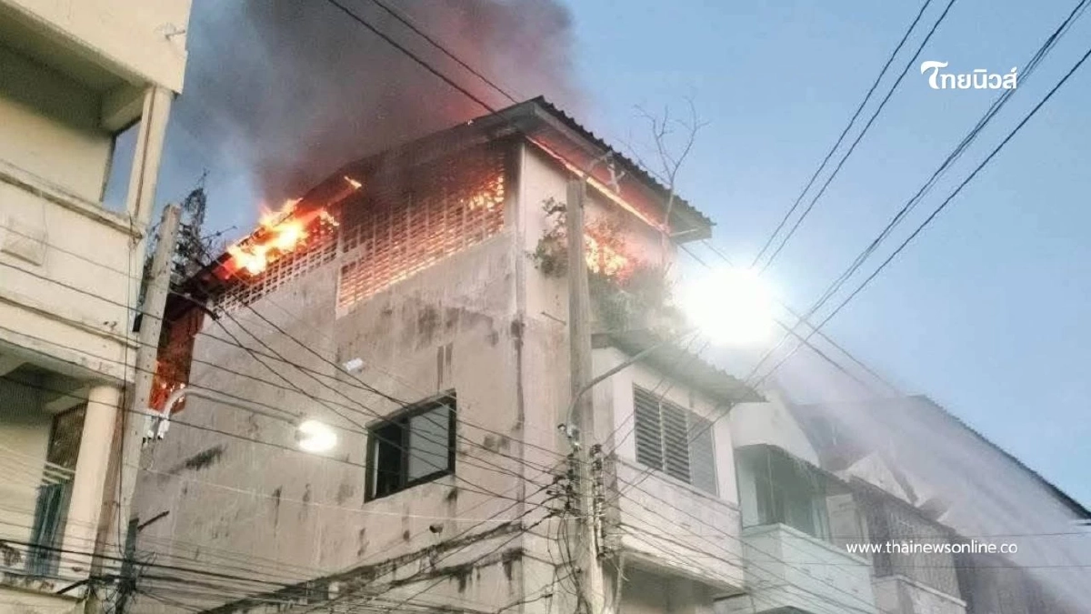 ไฟไหม้อาคารพาณิชย์ 3 ชั้น กลางเมืองชลบุรี สามารถคุมเพลิงไว้ได้
