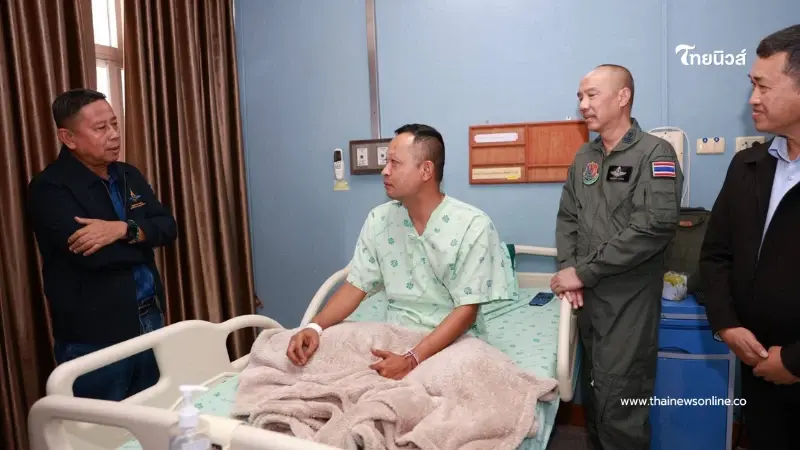 รมช.กห. เยี่ยมนักบิน–ช่างเครื่อง หลัง ฮ.ท.212 ลงฉุกเฉิน จ.สุรินทร์