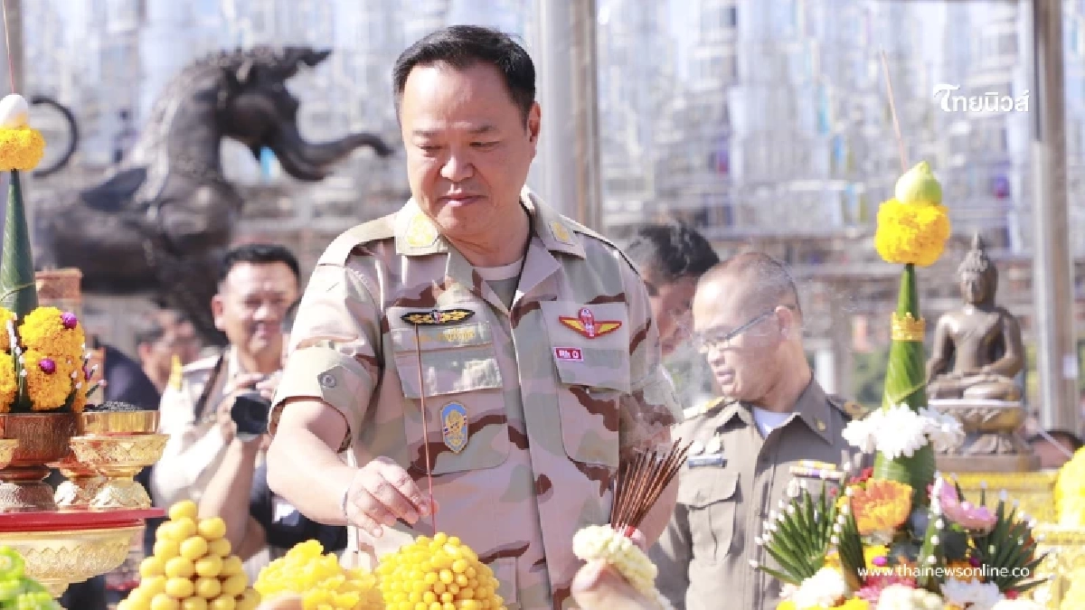 แห่ส่องเลข "อนุทิน" ปิดทองฐานฉัตร ตรงเบอร์ปาร์ตี้ลิสต์ ภูมิใจไทย