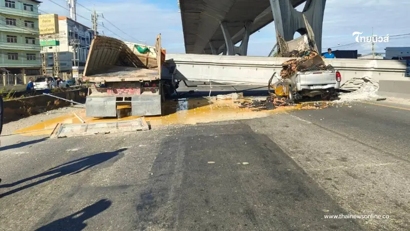 ระทึก สะพานลอยถล่มย่านบางนา-ตราด ทับรถบรรทุก - กระบะ พังยับ