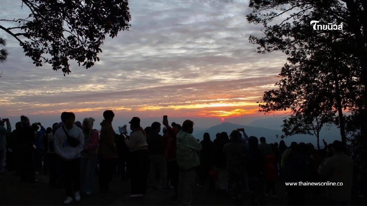 แห่ขึ้นภูเรือนับพัน! เข้าฟรีวันแรก ทะเลหมอกปังส่งท้ายปี 2568