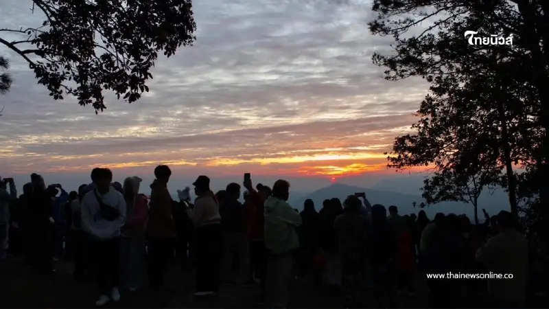 แห่ขึ้นภูเรือนับพัน! เข้าฟรีวันแรก ทะเลหมอกปังส่งท้ายปี 2568