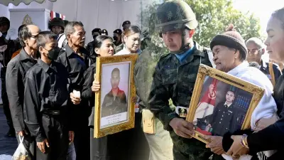 ชาวสุรินทร์หลั่งน้ำตา ยืนโบกธงส่ง 2 ทหารกล้า กลับบ้านสู่อ้อมกอดครอบครัวครั้งสุดท้าย ชาวสุรินทร์หลั่งน้ำตา ยืนโบกธงส่ง 2 ทหารกล้า กลับบ้านสู่อ้อมกอดครอบครัวครั้งสุดท้าย