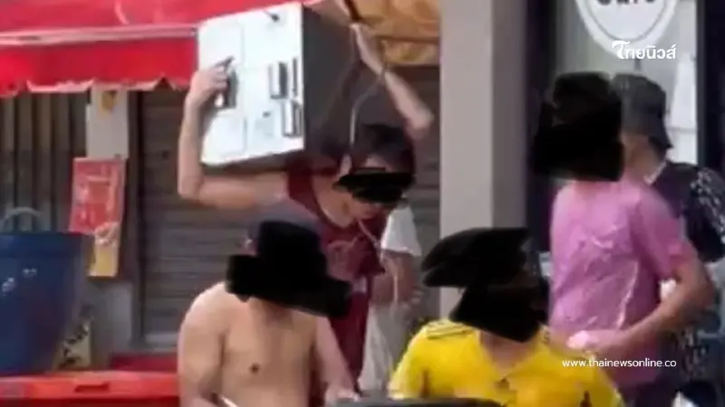 รีบเอามาคืน! ชาวบ้านโวยหนุ่มเสื้อแดงเอาไมโครเวฟ–ตู้แช่ไป