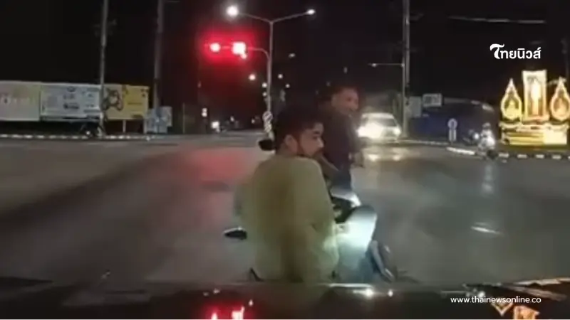 หนุ่มด่าเดือด ถูกชนท้ายกลางถนน ก่อนคดีพลิกแค่คำๆเดียว หนุ่มด่าเดือด ถูกชนท้ายกลางถนน ก่อนคดีพลิกแค่คำๆเดียว