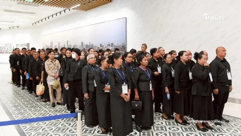 พสกนิกรกว่า 4.3 แสนคน เดินทางเข้ากราบถวายบังคมพระบรมศพ พสกนิกรกว่า 4.3 แสนคน เดินทางเข้ากราบถวายบังคมพระบรมศพ