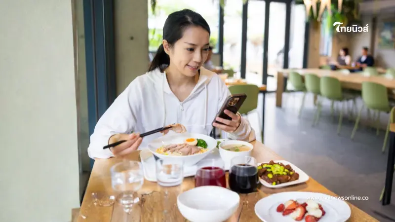 วิจัยชี้ เล่นมือถือระหว่างกินข้าว แคลอรี่พุ่ง 15% แบบไม่รู้ตัว