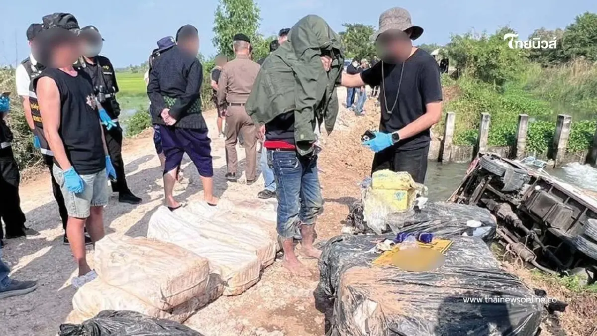 รวบสิบล้อซิ่งหนีตำรวจตกคลอง ซุกยาเสพติดเกือบ 5 ล้านเม็ด รวบสิบล้อซิ่งหนีตำรวจตกคลอง ซุกยาเสพติดเกือบ 5 ล้านเม็ด