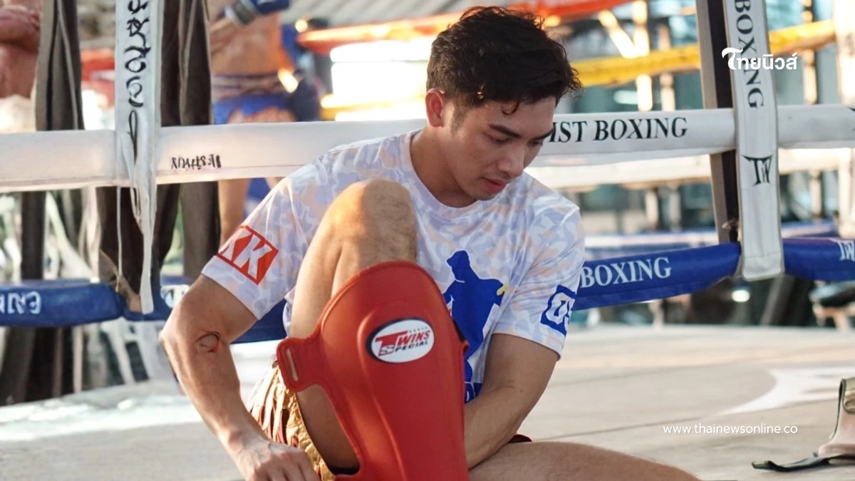 แฟนๆ กรี๊ดสนั่น ลูกชายนักมวยในตำนาน โชว์ลีลามวยไทย เคียงข้างพ่อ