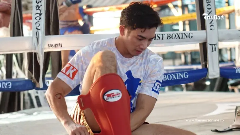 แฟนๆ กรี๊ดสนั่น ลูกชายนักมวยในตำนาน โชว์ลีลามวยไทย เคียงข้างพ่อ แฟนๆ กรี๊ดสนั่น ลูกชายนักมวยในตำนาน โชว์ลีลามวยไทย เคียงข้างพ่อ